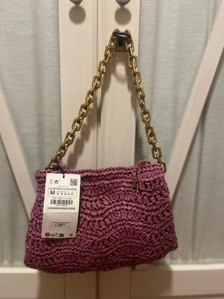 Bolso Zara tejido rosa con cadena dorada