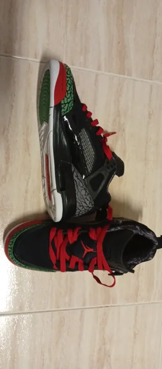 Zapatillas Nike Air Jordan Negras y Rojas