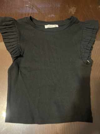 Camiseta negra con volantes