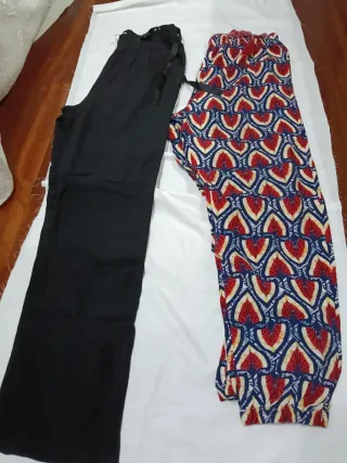 Lote 2 pantalones negros y estampados