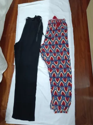 Lote 2 pantalones negros y estampados