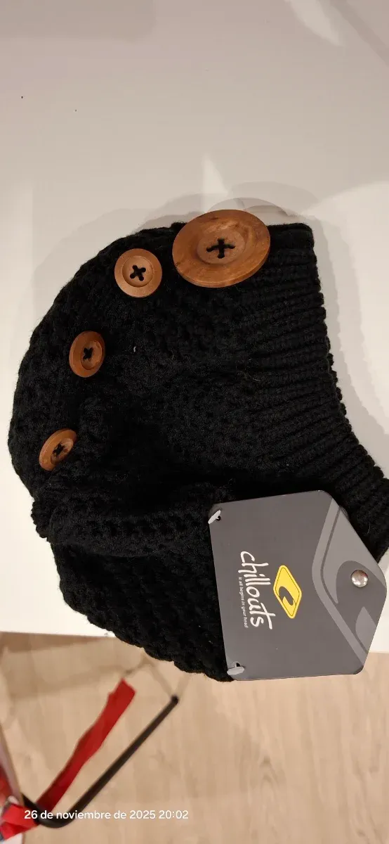 Gorro de lã preto com botões