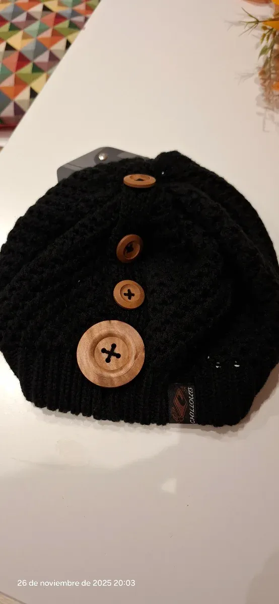Gorro de lã preto com botões