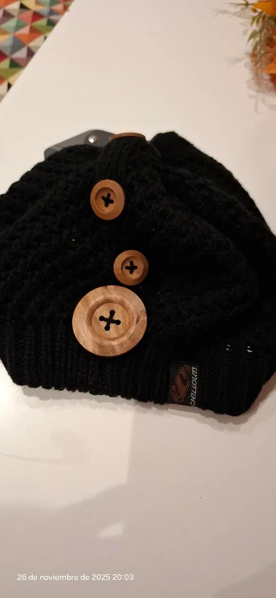 Gorro de lã preto com botões