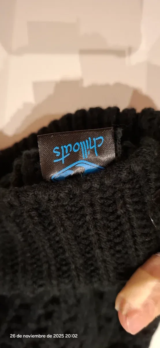 Gorro de lã preto com botões