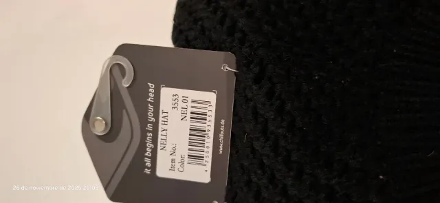 Gorro de lã preto com botões