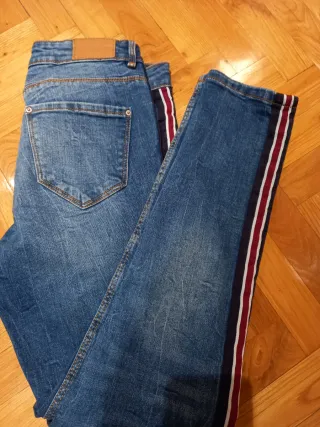 Pantalón vaquero azul con raya lateral