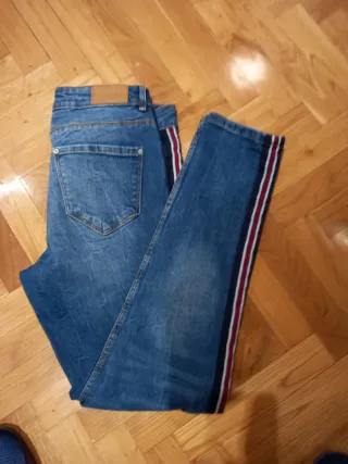 Pantalón vaquero azul con raya lateral