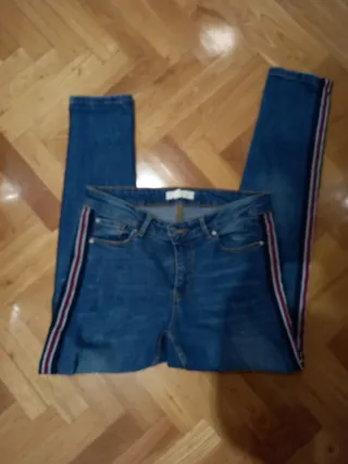 Pantalón vaquero azul con raya lateral