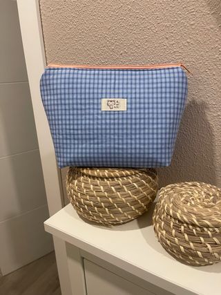 Neceser de cuadros azul y rosa