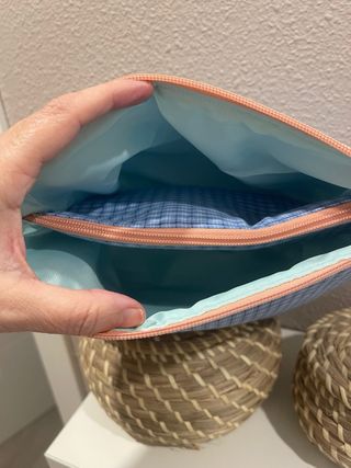 Neceser de cuadros azul y rosa