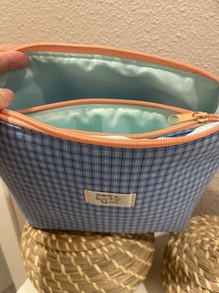 Neceser de cuadros azul y rosa