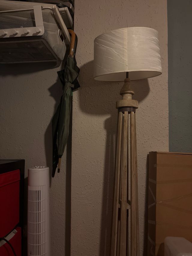 Lámpara de pie de madera