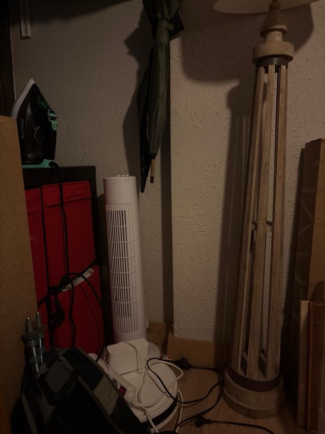 Lámpara de pie de madera