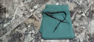 Pantalón deportivo verde azulado. Talla S. Nuevo