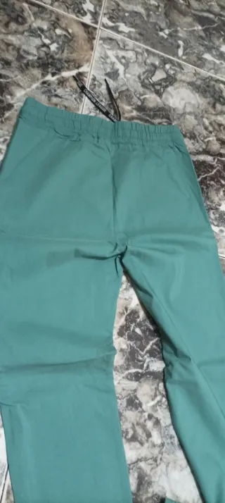 Pantalón deportivo verde azulado. Talla S. Nuevo