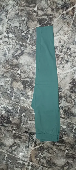 Pantalón deportivo verde azulado. Talla S. Nuevo