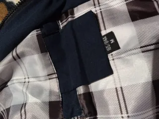 Cazadora azul con forro estampado