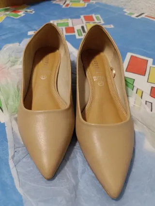 Zapatos de tacón beige elegantes