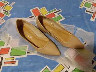 Zapatos de tacón beige elegantes