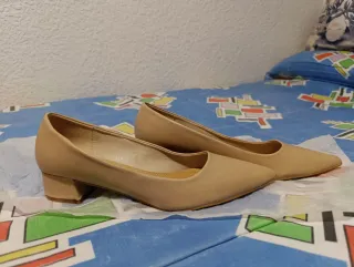 Zapatos de tacón beige elegantes