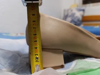 Zapatos de tacón beige elegantes