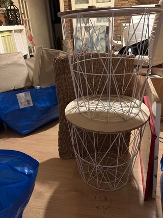 Tavoli ausiliari in metallo, vimini e legno