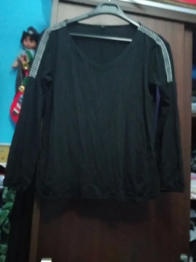 Camiseta negra con detalles