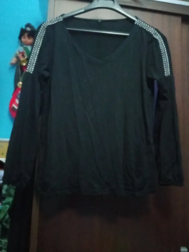 Camiseta negra con detalles