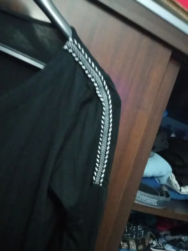 Camiseta negra con detalles