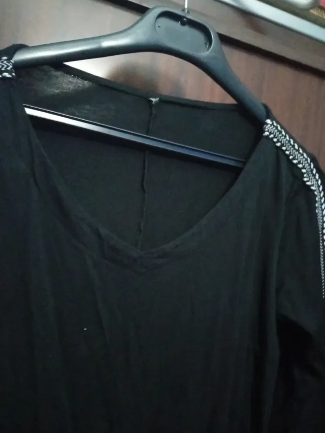 Camiseta negra con detalles