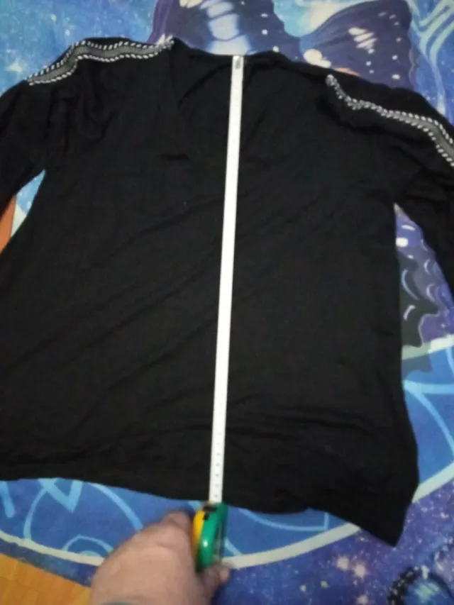 Camiseta negra con detalles