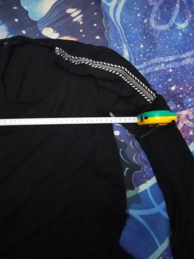 Camiseta negra con detalles