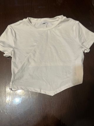 Top blanco con cadena plateada