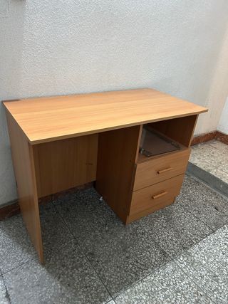 Tavolo in legno con cassettiera