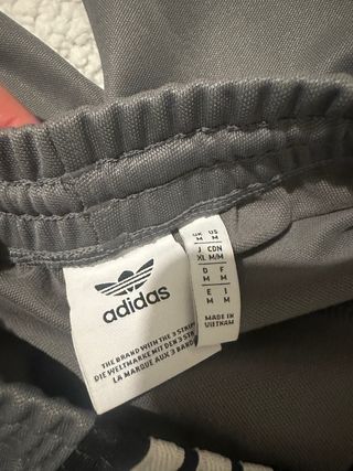 Pantalón Adidas Gris