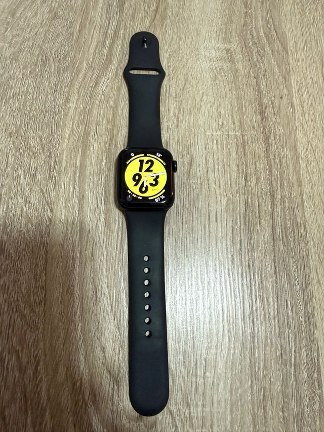 Apple Watch SE 40mm Nero e Bianco