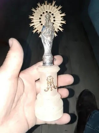 Virgen del Pilar figura religiosa