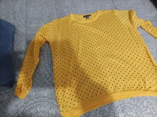 Jersey fino talla XL topos negros en tono amarillo