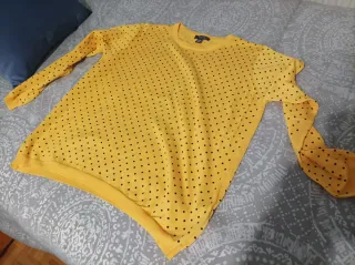 Jersey fino talla XL topos negros en tono amarillo