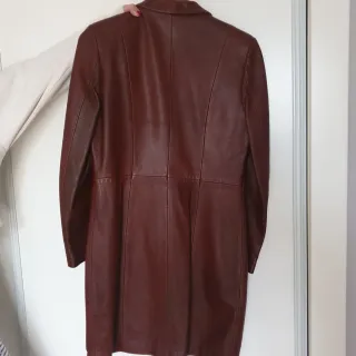 Cazadora larga de cuero marrón