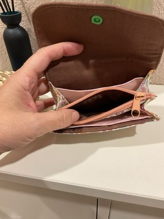 Cartera monedero floral con botón verde