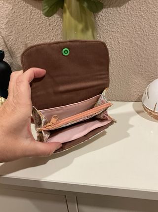Cartera monedero floral con botón verde