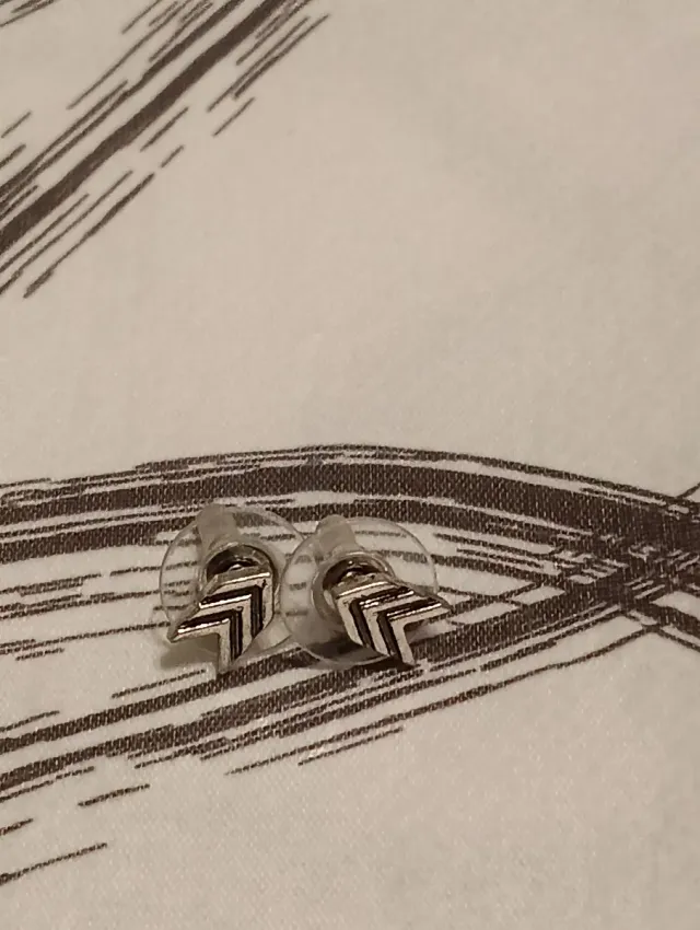 Pendientes pequeños de flecha plateados