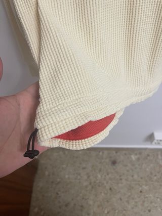 Sudadera beige de Zara.