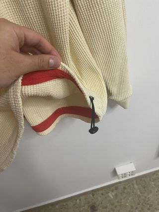 Sudadera beige de Zara.