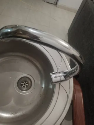 Lavabo de metal plateado