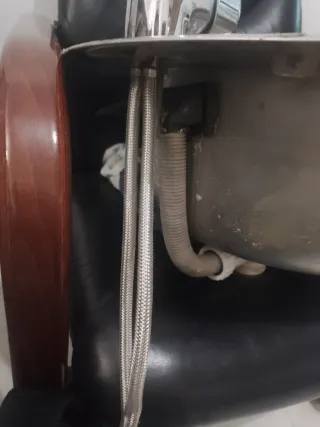 Lavabo de metal plateado