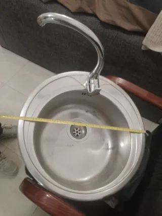 Lavabo de metal plateado