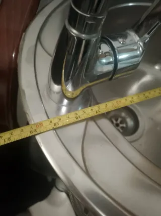 Lavabo de metal plateado